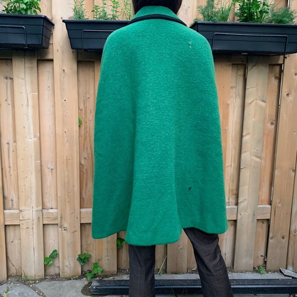 Vintage Green Cape 🪁 - Picture 6 of 7